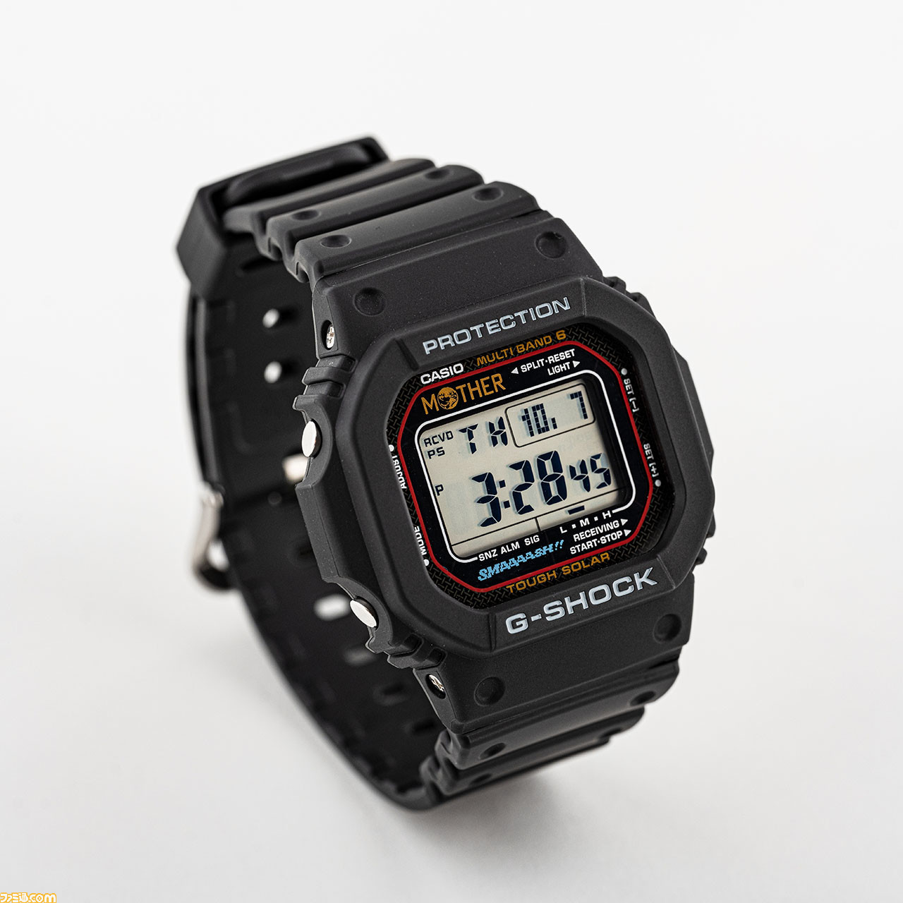 『MOTHER』モデルの“G-SHOCK”が1月20日午前11時よりウェブショップにて抽選販売。文字盤にはロゴと“SMAAAASH!!”のドット文字をプリント